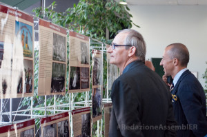 Zuppi davanti alla mostra