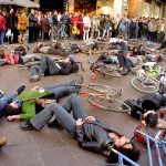 Sit-in di biciclette in via Rizzoli, Bologna, il 29 marzo del 2003