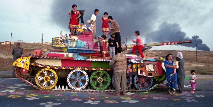 Carro armato ridipinto con i colori della pace in Iraq, 2003