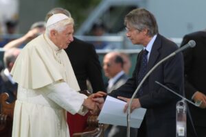 2012-Il presidente Vasco Errani e Papa Benedetto XVI in visita ai comuni colpiti dal terremoto