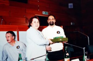 1996- La presidente Celestina Ceruti premia l'astronauta Umberto Ghidoni