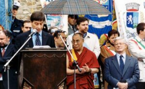 1999-Il presidente Vasco Errani saluta il Dalai Lama