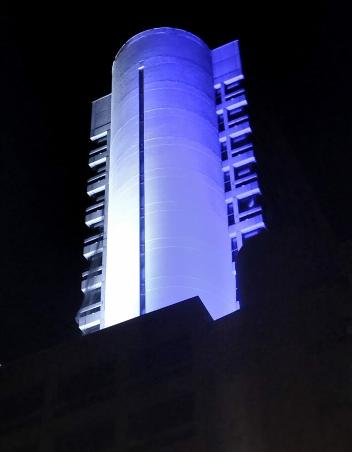 Torre Regione illuminata coi colori di Israele