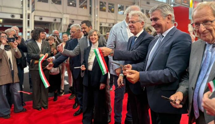 Presidente Fabbri taglia il nastro a inaugurazione salone Auto e Moto d'Epoca