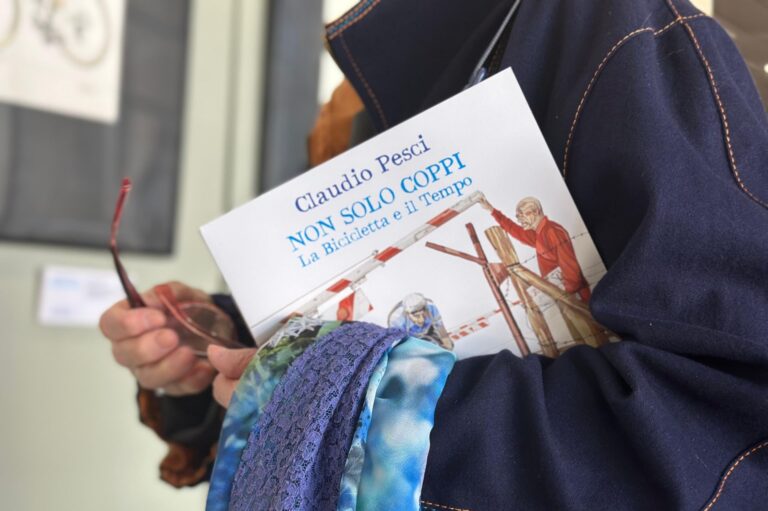Dal “Campionissimo” ai riders di oggi: inaugurata la mostra di Claudio Pesci “Non solo Coppi. La bicicletta e il suo tempo”